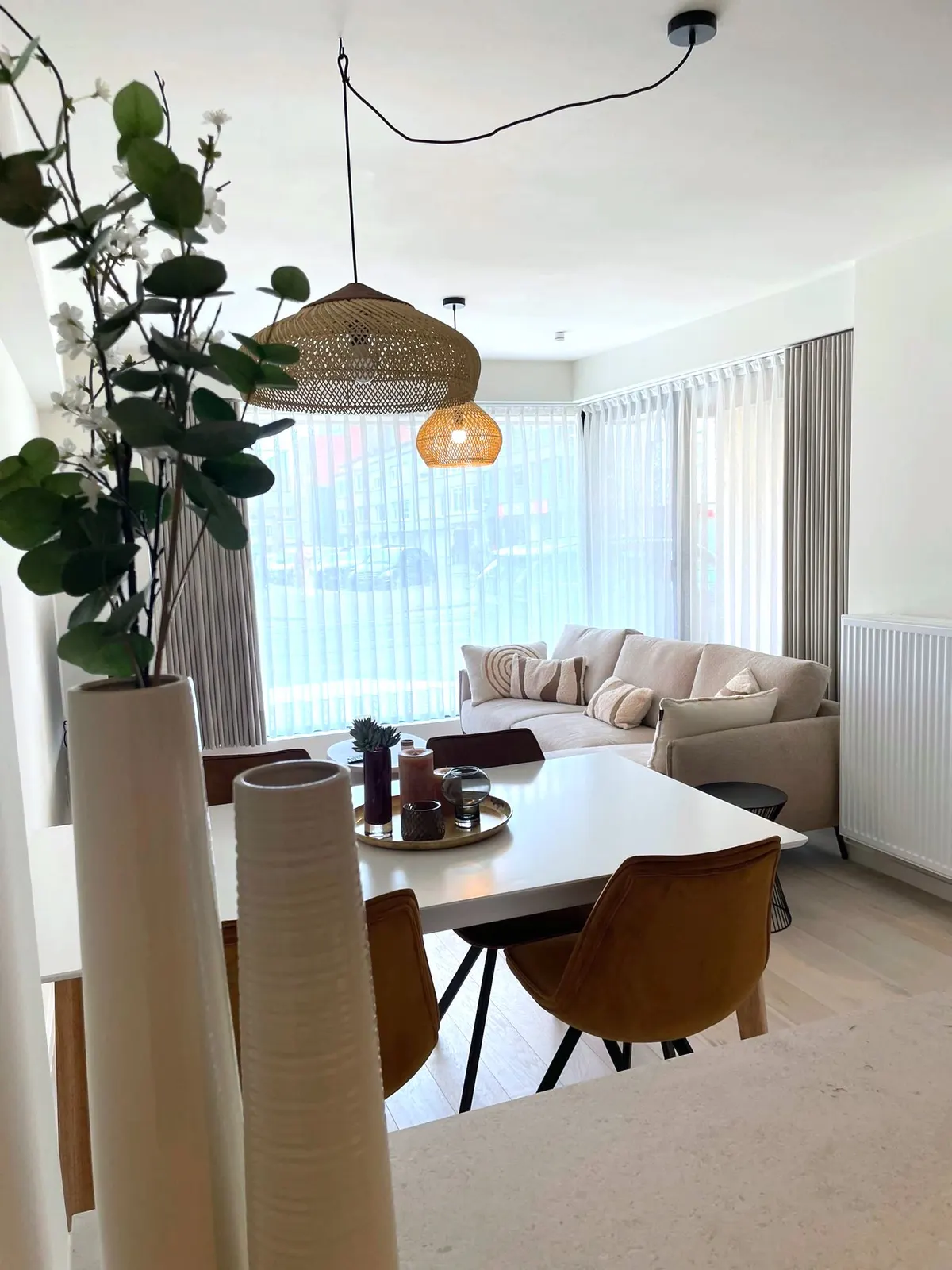 Lichte woonkamer van vakantiewoning Zeewaaier